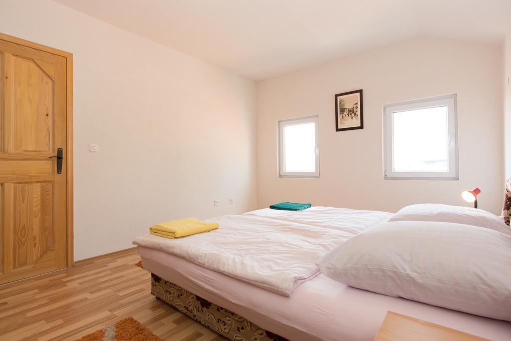 Em Apartment Sarajevo Rum bild